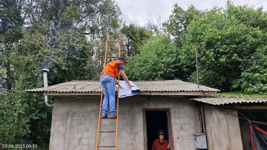 DEFESA CIVIL E ADMINISTRAÇÃO MUNICIPAL PRESTAM AUXÍLIO AS FAMILIAS ATINGIDAS PELO TEMPORAL